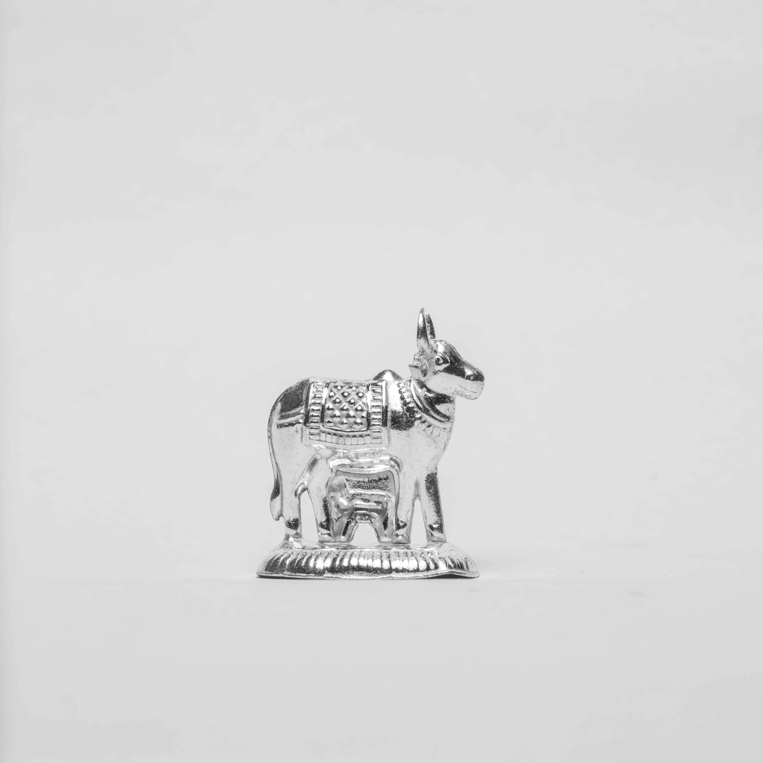 JAYA SANSKRITI Shiny Cow Idol for Puja, Home Decor and Gifting Purpose