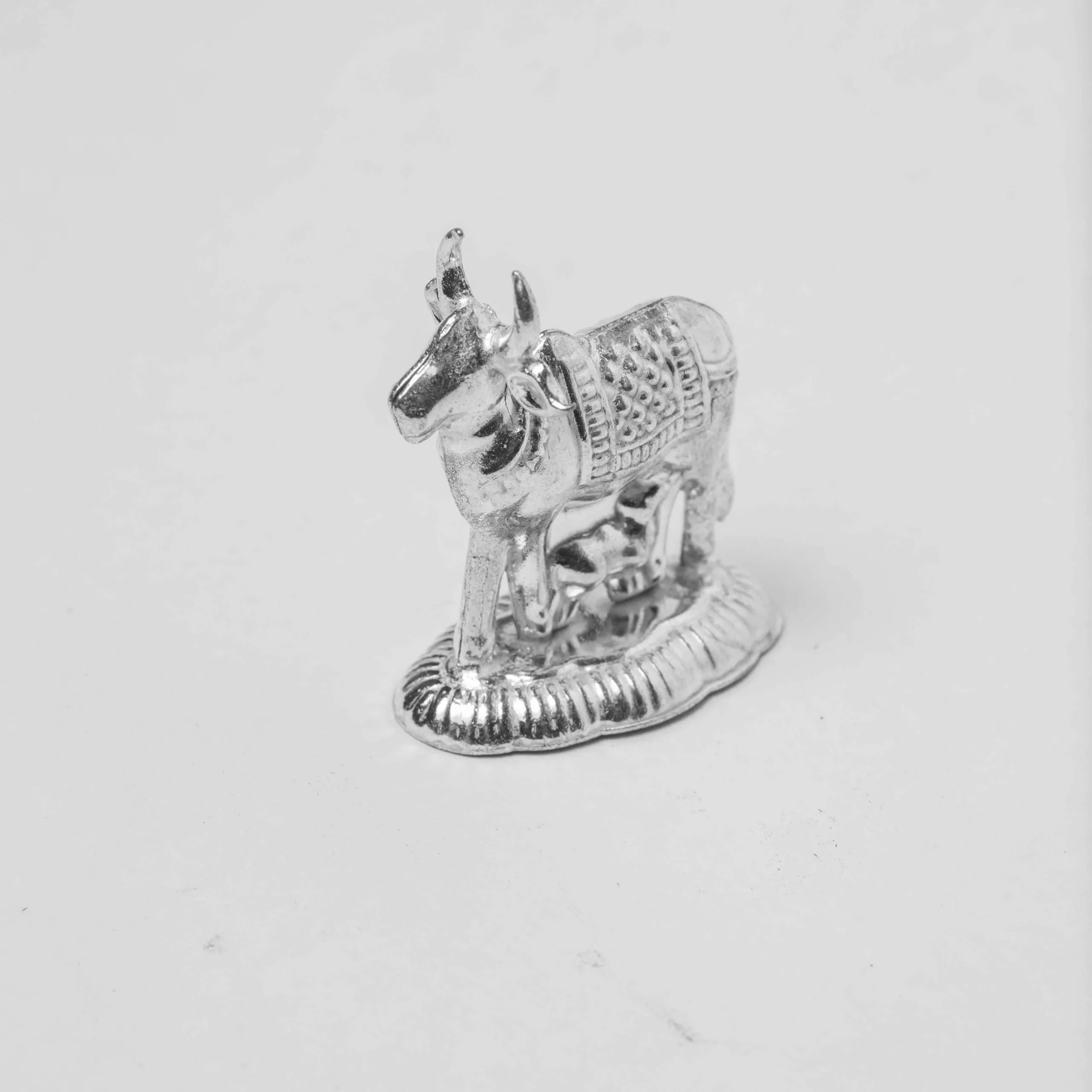 JAYA SANSKRITI Shiny Cow Idol for Puja, Home Decor and Gifting Purpose